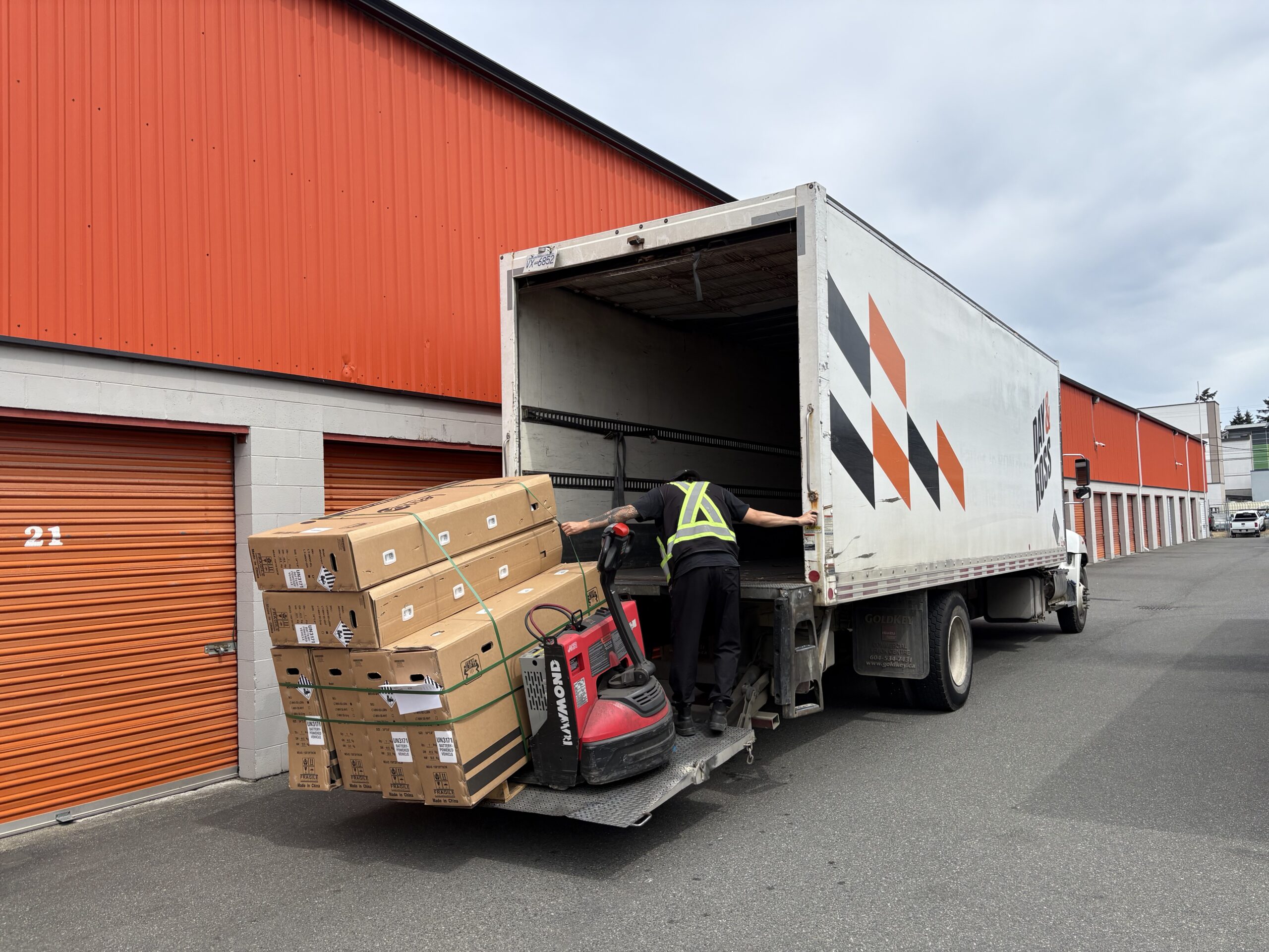 Warehouse unloading and local logistics execution in Canada